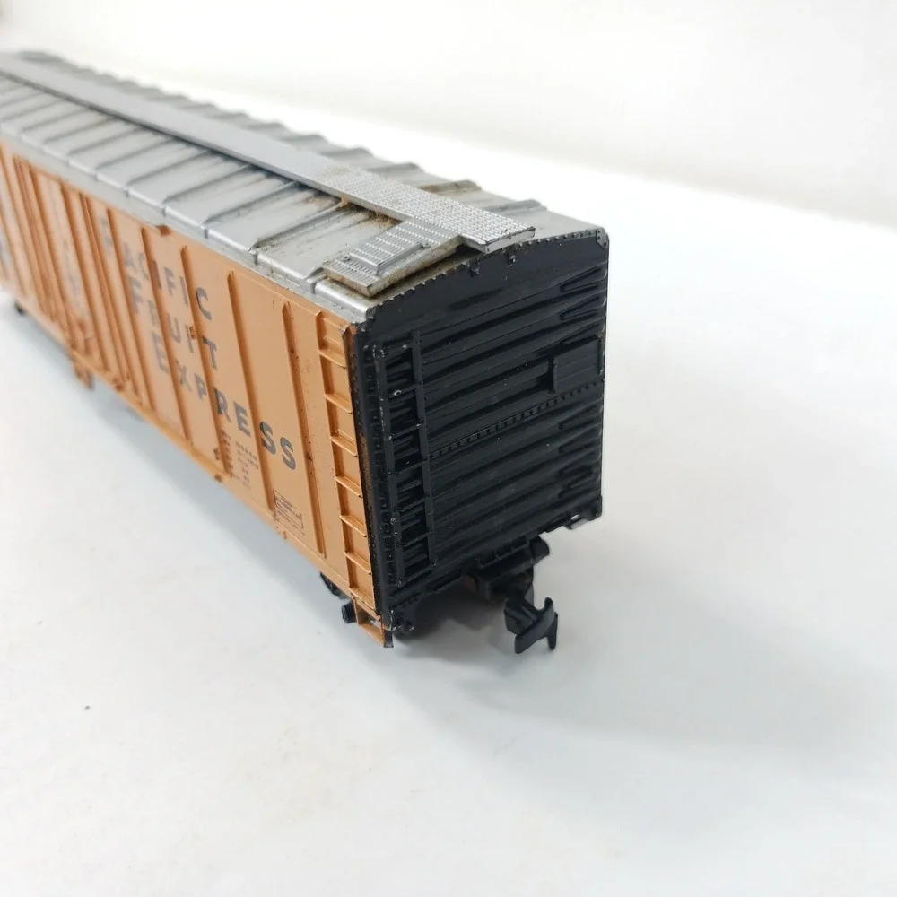 Pacific Fruit Express PFE 301527 HO Scale Refrigerator Car Orange SP UP